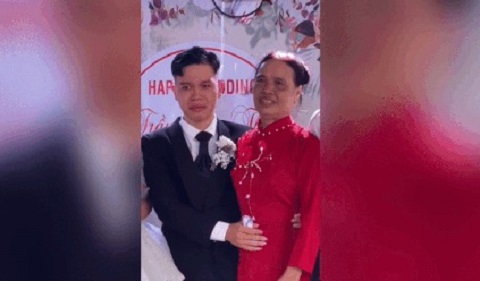 Clip chú rể mếu máo, ôm chặt bà ngoại viral khắp cõi mạng