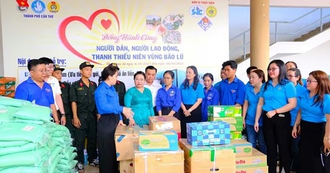 Cần Thơ: Gần 20 tấn hàng hóa tiếp sức đồng bào vùng lũ