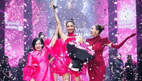 Mai Hoa bật khóc khi trở thành quán quân Vietnam's Next Top Model 2025