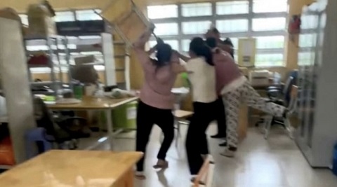 Người mẹ xông vào lớp hành hung thầy giáo vì nhắn...