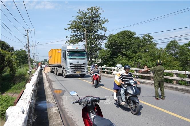 Xe container va chạm xe máy trên Quốc lộ 22B làm một người tử vong