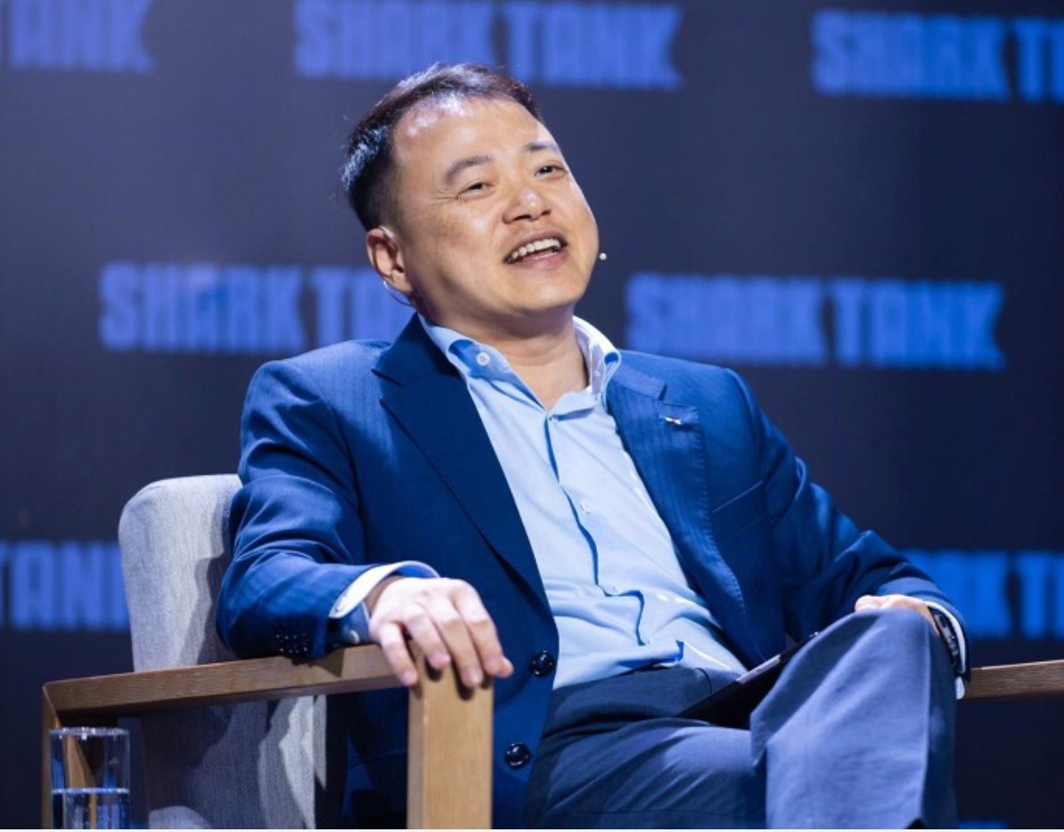 Shark Nguyễn Hòa Bình: Khởi nghiệp tay trắng, xây dựng đế chế công nghệ