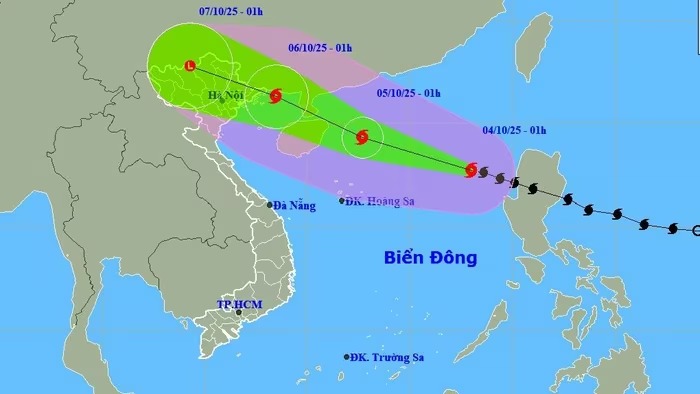 Bão số 11 giật cấp 14 cách đặc khu Hoàng Sa khoảng 570km, đang mạnh lên rất nhanh