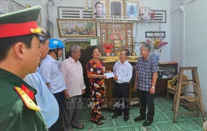 13 căn nhà ở Cần Thơ bị sập, tốc mái do dông lốc