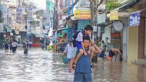 Người dân Cần Thơ vật lộn với triều cường cao gần kỷ lục