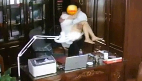 Người đàn ông thân mật với nhiều phụ nữ trong clip “gây bão” bị buộc thôi việc