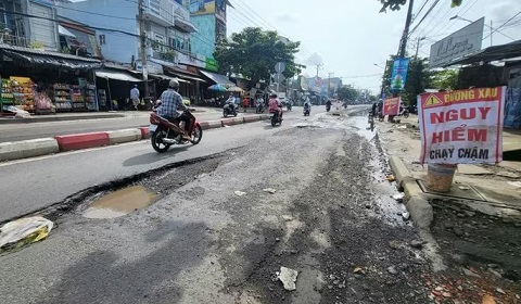 Ổ gà, ổ voi chằng chịt sau triều cường, nguy hiểm khi lưu thông ở Cần Thơ