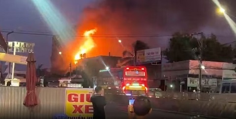 Cháy lớn quán bar, karaoke bỏ hoang rộng hơn 300 m2 ở Đồng Nai