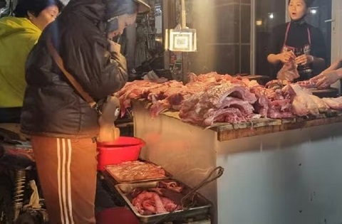 Giá lợn tăng nhanh, thị trường thịt lợn 'nóng' trước thềm Tết