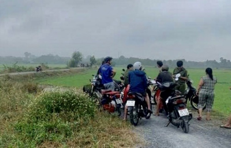 Người đàn ông tử vong bất thường trong lùm cây giữa cánh đồng
