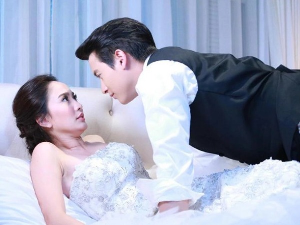 Đêm tân hôn, vừa nghe cú điện thoại chú rể bỏ lại vợ một mình để lao vào nhà xác bệnh viện