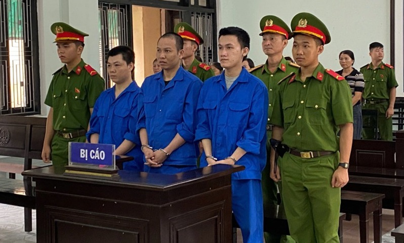 Vào bar “phê” ma túy, 3 bị cáo chia nhau hơn 21 năm tù