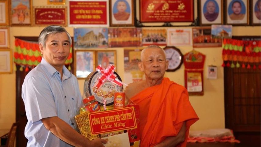 Công an thành phố Cần Thơ thăm, chúc mừng Lễ Sene Dolta đồng bào Khmer năm 2025