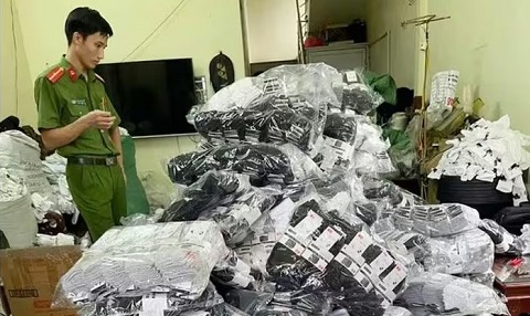 Giật mình những đôi tất 'hàng hiệu' được sản xuất tại nhà xưởng tạm bợ