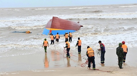 Phát hiện 2 thi thể trôi dạt vào bờ biển nghi ngư dân mất tích ở Quảng Trị