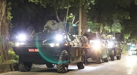 Dàn xe pháo quân sự thực hiện nhiệm vụ A80 hành quân trong đêm trở về đơn vị
