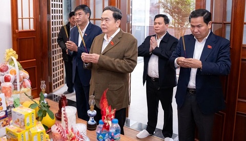 Chủ tịch Quốc hội Trần Thanh Mẫn dâng hương tưởng nhớ cố Tổng Bí thư Nguyễn Phú Trọng