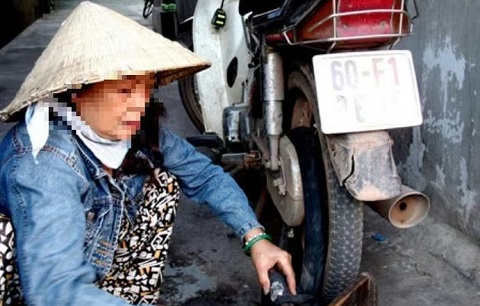 Trúng số độc đắc, người phụ nữ vá xe rơi vào bi kịch đầy nước mắt