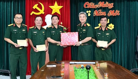 Thượng tướng Trương Thiên Tô chúc Tết đại diện các cơ quan Tổng cục Chính trị tại Cần Thơ