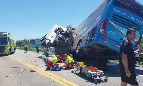 Brazil: Cướp tấn công xe tải gây tai nạn giao thông, 6 người thiệt mạng