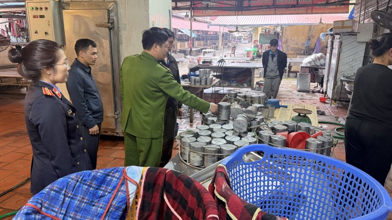 Khởi tố 2 mẹ con chủ cơ sở sản xuất thực phẩm chứa hàn the ở Hưng Yên