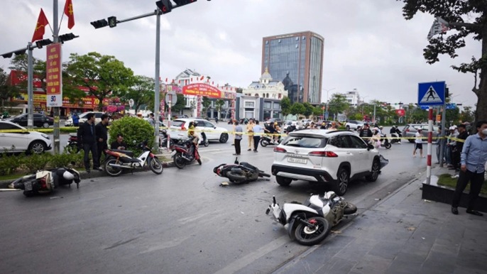 Tài xế 62 tuổi đâm liên hoàn 10 xe máy, khiến 13 người bị thương