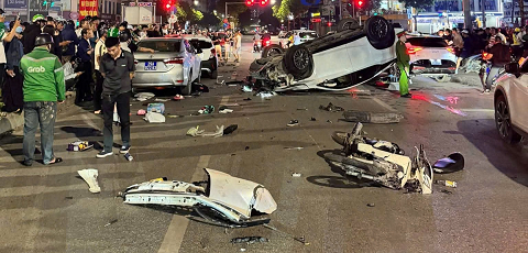 Xế hộp Lexus gây tai nạn liên hoàn giữa đêm tại Hà Nội, nhiều người nhập viện