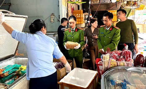 Phát hiện, thu giữ 4 tấn thực phẩm không rõ nguồn gốc tại Thanh Hóa