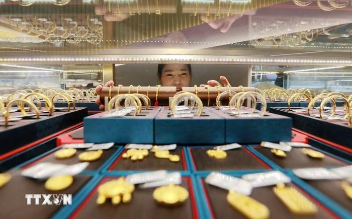 Giá vàng giảm hơn 5%, trượt về sát ngưỡng 5.000 USD/ounce