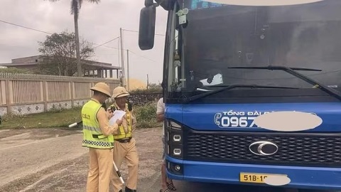 Chở quá số người, lái xe và chủ xe khách bị Công an Quảng Trị xử phạt gần 150 triệu đồng