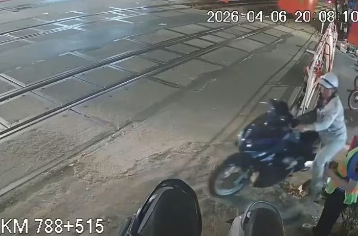 Hai nhân viên gác chắn tàu bị hành hung khi đang làm nhiệm vụ