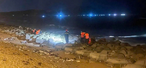 Tìm thấy thi thể cháu bé mất tích trong vụ 3 người bị sóng cuốn trôi ở Quảng Ngãi