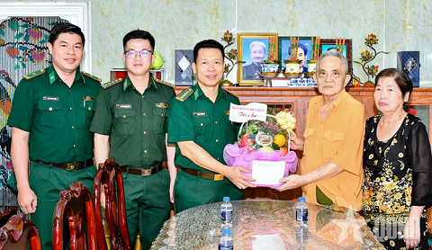 Bộ đội Biên phòng TP Cần Thơ thăm, tặng quà gia đình chính sách