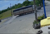 Clip: Lao vào đuôi xe tải, container nát đầu sau cú tông kinh hoàng