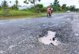 Ai làm hư hỏng mặt đường Nguyễn Văn Cừ nối dài?