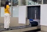 Thêm nữ hành khách nhảy lên băng chuyền hành lý ở sân bay để quay clip