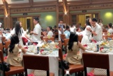 Rộ clip Hồng Đăng thoải mái ôm khán giả nữ trong một buổi tiệc cùng hội bạn