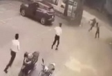 Video người đàn ông xông vào khống chế nữ nhân viên, cướp ngân hàng