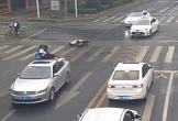 Phóng xe máy vượt đèn đỏ, hai nữ sinh nằm gọn trên nóc ô tô