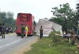 Ô tô khách đâm xe tải dừng đỗ, 2 người thương vong