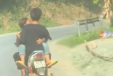 Bức xúc đôi nam nữ ôm nhau đi xe máy kiểu như này