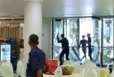 CLIP: Nhóm thanh niên cầm hung khí rượt đuổi nhau tại đám cưới ở TP HCM