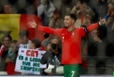 Ronaldo ghi siêu phẩm giúp Bồ Đào Nha vào tứ kết Nations League