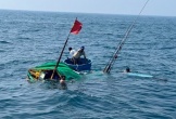 Thợ lặn nỗ lực tìm kiếm 2 ngư dân mất tích trên tàu cá va chạm với tàu hàng