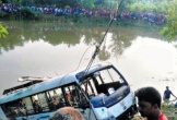 Xe đầu kéo lao xuống hồ nước ở Ấn Độ, ít nhất 20 người tử vong