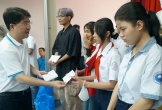 Đoàn công tác TP Hồ Chí Minh tặng quà cho con em công nhân lao động khó khăn TP Cần Thơ 
