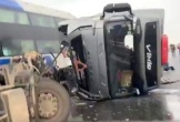 Tông xe liên hoàn trên cao tốc Nghi Sơn - Diễn Châu, 3 ô tô hỏng nặng