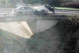 Clip: Kinh hoàng khoảnh khắc người đàn ông đi xe máy bị hất văng khỏi cầu sau va chạm với ô tô