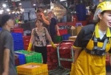 Hoa hậu Thùy Tiên bị bắt gặp bán hải sản giữa chợ