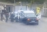 Video cướp xe chở tù, giết lính canh và giải thoát trùm ma túy như phim hành động ở Pháp